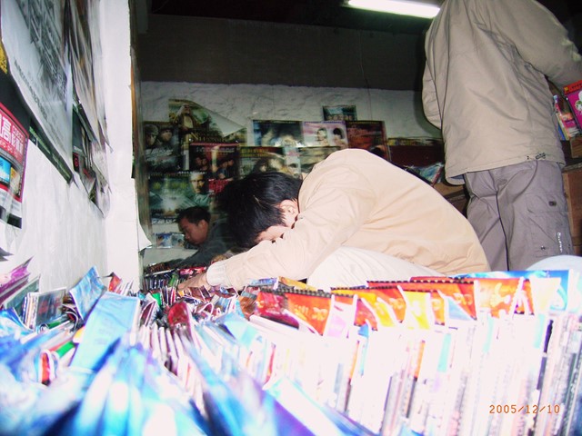 s-051210電脳街DVD店 002